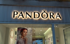 潘多拉珠宝第一财季销售额下跌6% 将裁员1200名