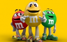 M&M’S与卡骆驰推出联名限量鞋款