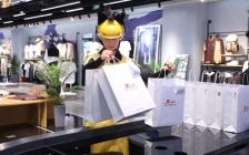 特步与美团闪购达成合作,超3000家门店上线即时零售服务